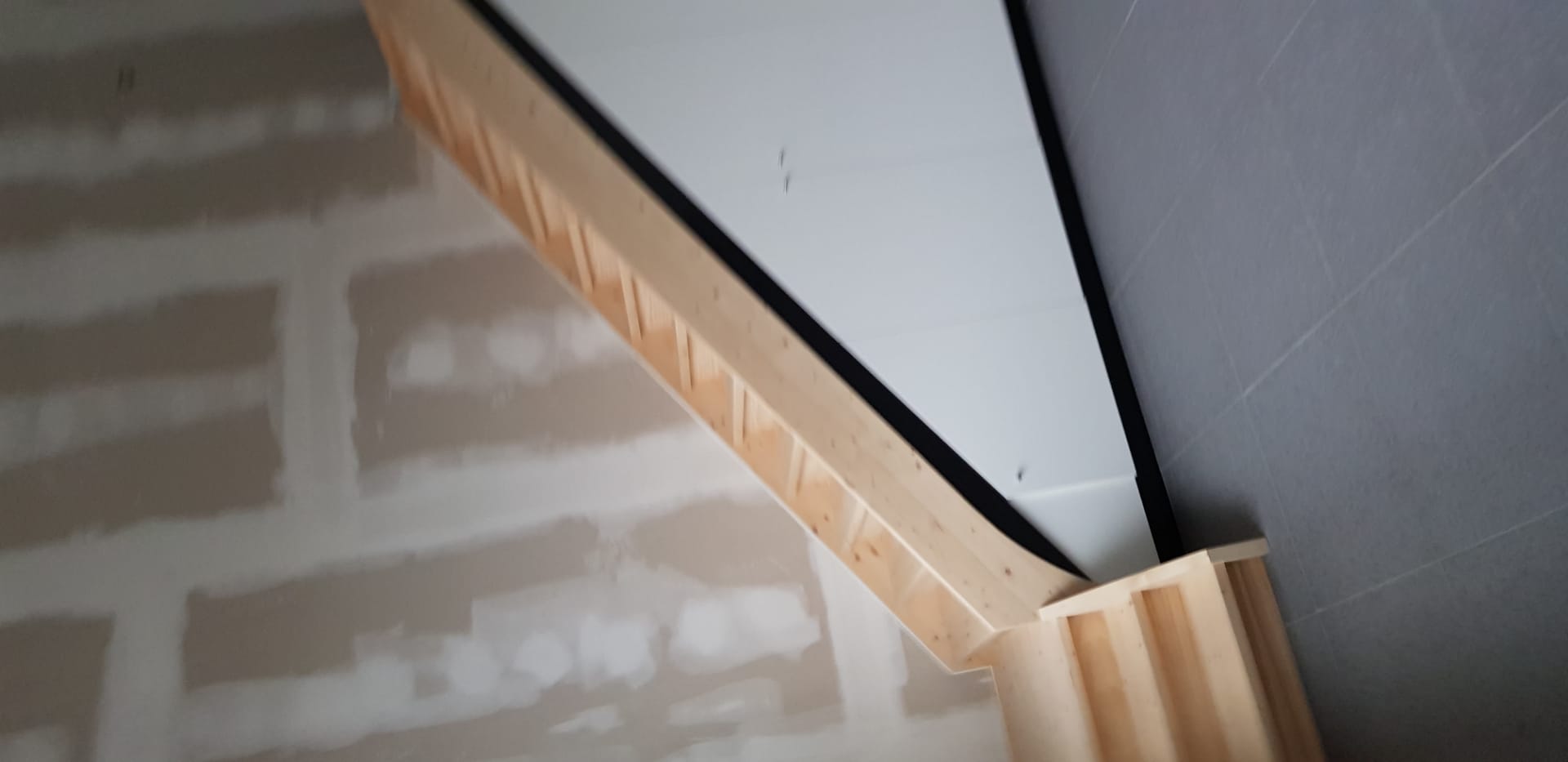Binnendeuren, trappen, tussenvloeren en meubilair kleuterschool Waanrode - Vrago Interieur